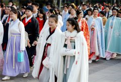 西安汉服巡游展示传统文化