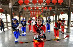 湖北恩施土家“幺妹儿”传承非遗“轻骑兵”