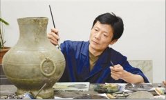 文物医生：复原青铜器耗时数月，修