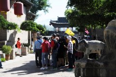 山西：灵石王家大院游人多