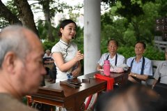 艺人陈燕彬表演福州评话《八珍楼》