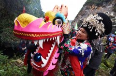 贵州松桃：苗族同胞“接龙”祈福
