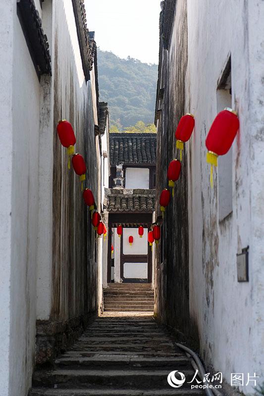 石板幽巷,辙迹纵横,错落有致。