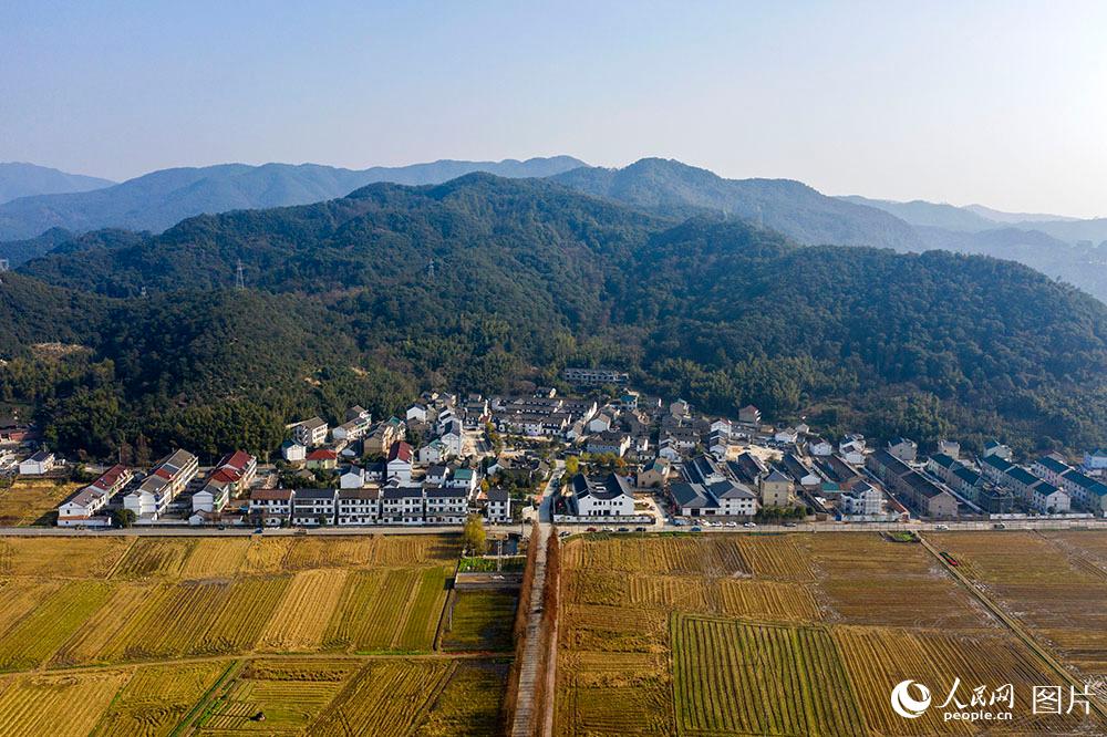 东山村董家山自然村,省级命名的历史文化古村落。依山而建的小村,古意盎然,显得精巧而又富有诗意。